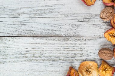 Ahşap masa kurutulmuş elma dilimleri