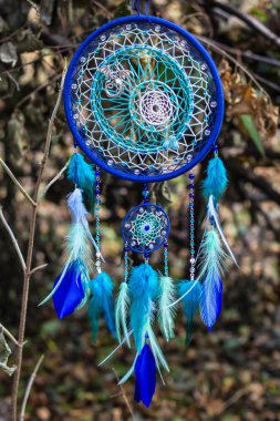 Tüy, deri, boncuk ve ipleri yapılmış Dreamcatcher