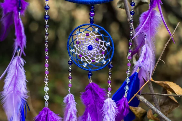 El ile yapılan bir dreamcatcher fotoğrafı — Stok fotoğraf