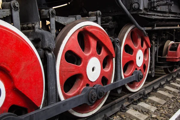 Ruedas rojas grandes de la vieja máquina de vapor — Foto de Stock