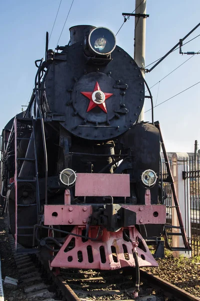 Antiguo tren de vapor restaurado con vagones — Foto de Stock