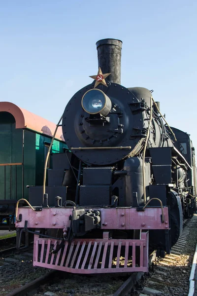 마차와 함께 오래 된 복원 된 증기 기차 — 스톡 사진