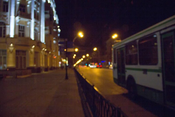 Ampelverkehr auf einer Straße in der Nacht aus dem Fokus — Stockfoto