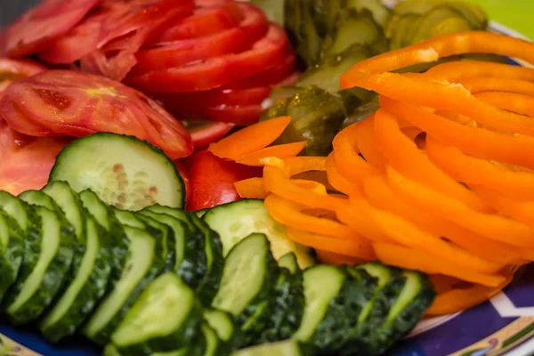 taze ve turşu salatalık domates biber dilimlenmiş