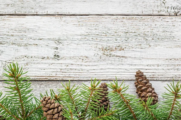 Weihnachten Holz Hintergrund mit Tanne. Kopierraum von oben — Stockfoto