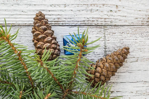 Vánoční doplňky v modré a jedlové větve na dřevěné pozadí — Stock fotografie
