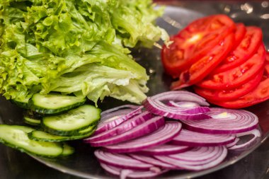 Taze dilimlenmiş sebze. Domates, salatalık, soğan ve marul