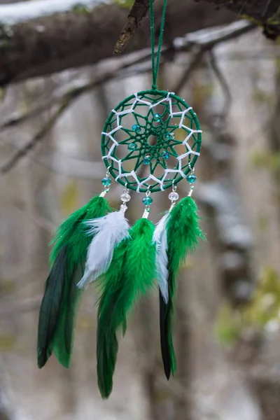 Dreamcatcher feito de penas, couro, contas e cordas — Fotografia de Stock