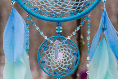 Tüy, deri, boncuk ve ipleri yapılmış Dreamcatcher