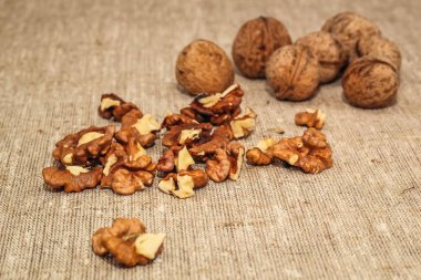 ceviz çekirdeği ve ceviz.