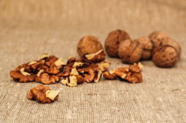 ceviz çekirdeği ve ceviz.