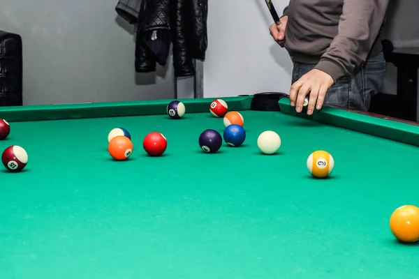 Bolas de bilhar na mesa verde e bola laranja — Fotografia de Stock