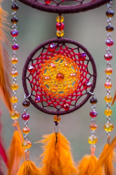 Tüy, deri, boncuk ve ipleri yapılmış Dreamcatcher — Stok fotoğraf