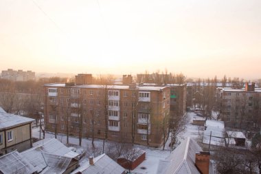 Evlerin penceresinden kış görünümü