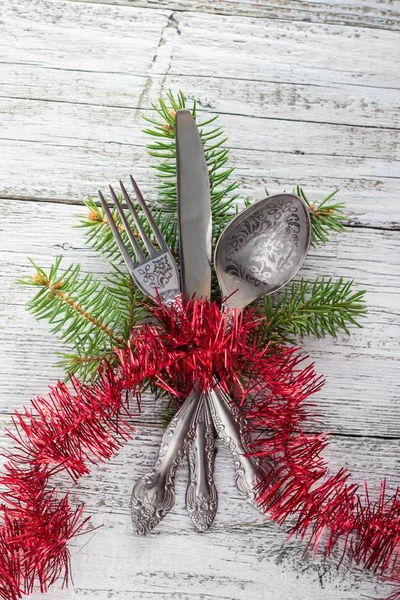 Christmas träbord med kniv, gaffel och sked — Stockfoto