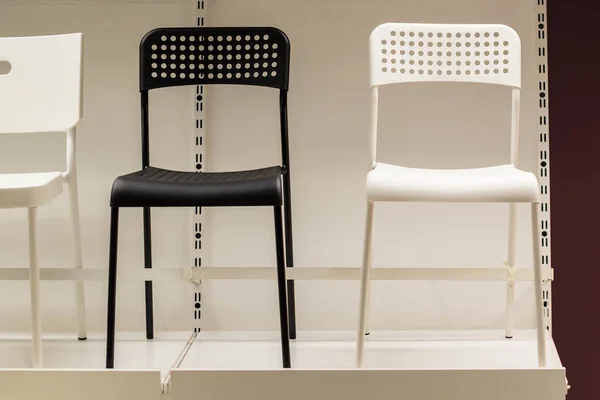 Různé barevné židle v moderním designu — Stock fotografie
