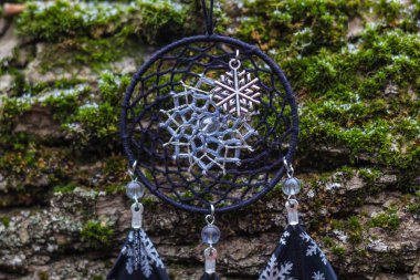 Tüy, deri, boncuk ve ipleri yapılmış Dreamcatcher