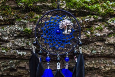 Tüy, deri, boncuk ve ipleri yapılmış Dreamcatcher