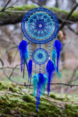 Tüy, deri, boncuk ve ipleri yapılmış Dreamcatcher