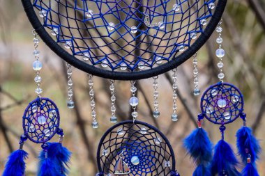 Tüy, deri, boncuk ve ipleri yapılmış Dreamcatcher