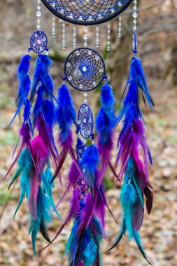 Tüy, deri, boncuk ve ipleri yapılmış Dreamcatcher