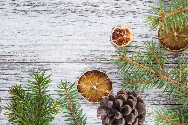 Ramas de abeto de Navidad con conos y rodaja de limón seco — Foto de Stock