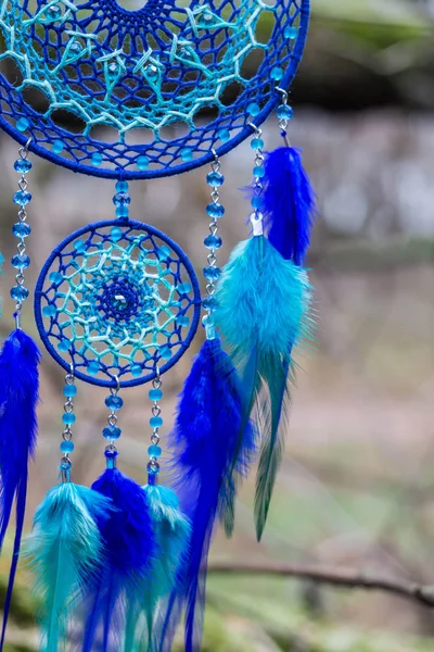Dreamcatcher made of feathers, leather, beads, and ropes — Stock Photo, Image