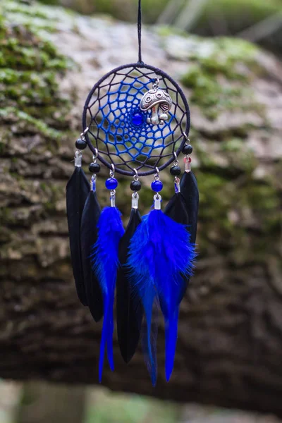 Tüy, deri, boncuk ve ipleri yapılmış Dreamcatcher — Stok fotoğraf