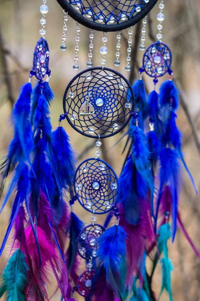 Tüy, deri, boncuk ve ipleri yapılmış Dreamcatcher — Stok fotoğraf