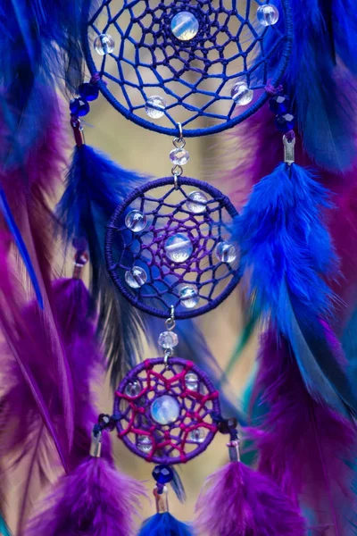 Dreamcatcher made of feathers, leather, beads, and ropes — Stock Photo, Image