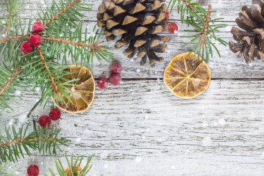 Christmas dalları koniler kartopu çilek ve kuru limon dilimi ile