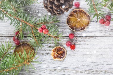 Christmas dalları koniler kartopu çilek ve kuru limon dilimi ile