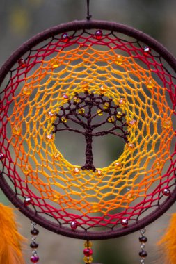 Tüy, deri, boncuk ve ipleri yapılmış Dreamcatcher