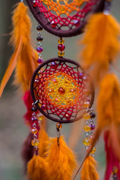 Dreamcatcher made of feathers, leather, beads, and ropes — Stock Photo, Image