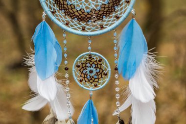 Tüy, deri, boncuk ve ipleri yapılmış Dreamcatcher