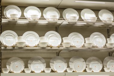 Dükkandaki beyaz tabaklar