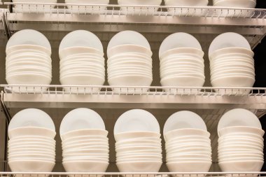 Dükkandaki beyaz tabaklar