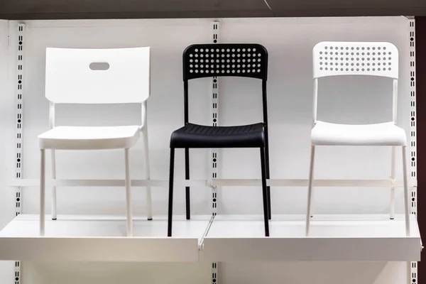 Různé barevné židle v moderním designu — Stock fotografie