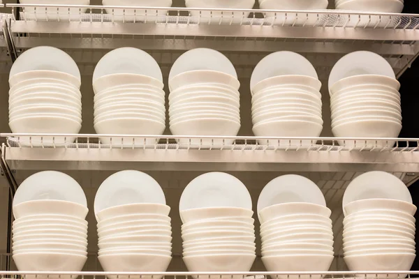 Dükkandaki beyaz tabaklar