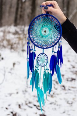 Tüy, deri, boncuk ve ipleri yapılmış Dreamcatcher