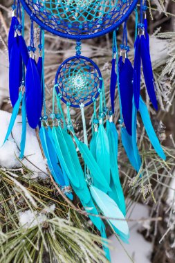 Tüy, deri, boncuk ve ipleri yapılmış Dreamcatcher