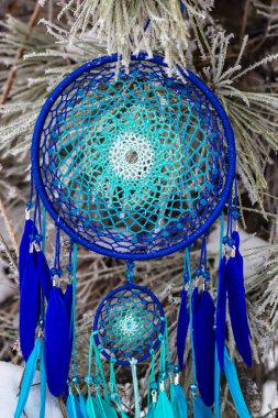 Tüy, deri, boncuk ve ipleri yapılmış Dreamcatcher