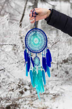 Tüy, deri, boncuk ve ipleri yapılmış Dreamcatcher