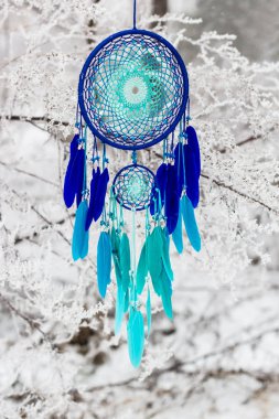 Tüy, deri, boncuk ve ipleri yapılmış Dreamcatcher