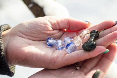 Kadın el ile mavi glassbeads portre