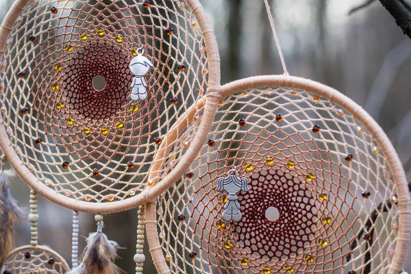 Drömfångare gjord av fjädrar, läder, pärlor och linor — Stockfoto