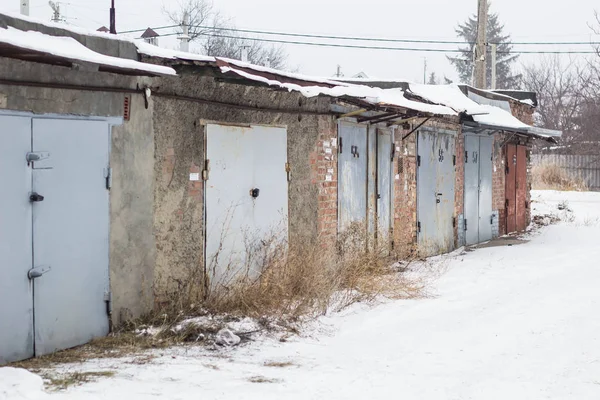 Filas de garaje de ladrillo en una zona residencial — Foto de Stock