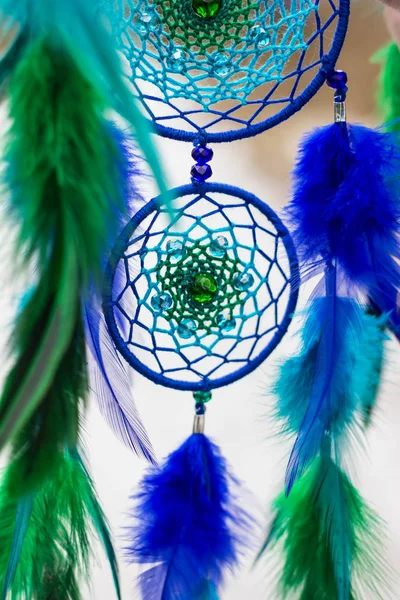 Tüy, deri, boncuk ve ipleri yapılmış Dreamcatcher