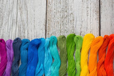 Nakış beyaz arka plan üzerinde renkli dikiş ipliği