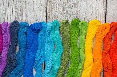 Nakış beyaz arka plan üzerinde renkli dikiş ipliği